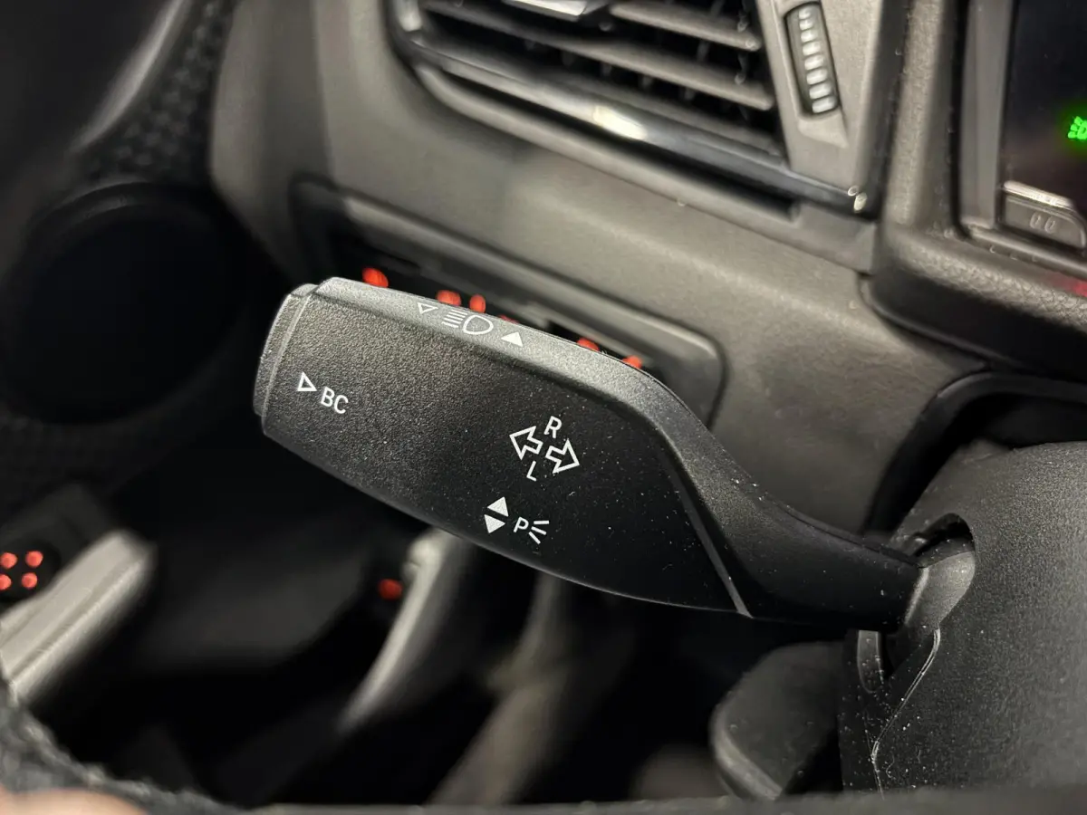 218i Corporate Lease Executive Navigatie Airco Cruise Control Lichtmetalenvelgen Parkeersensoren