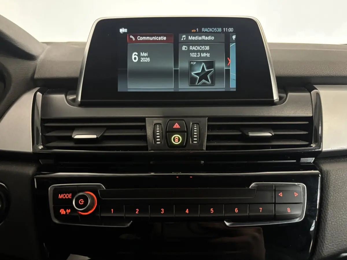 218i Corporate Lease Executive Navigatie Airco Cruise Control Lichtmetalenvelgen Parkeersensoren