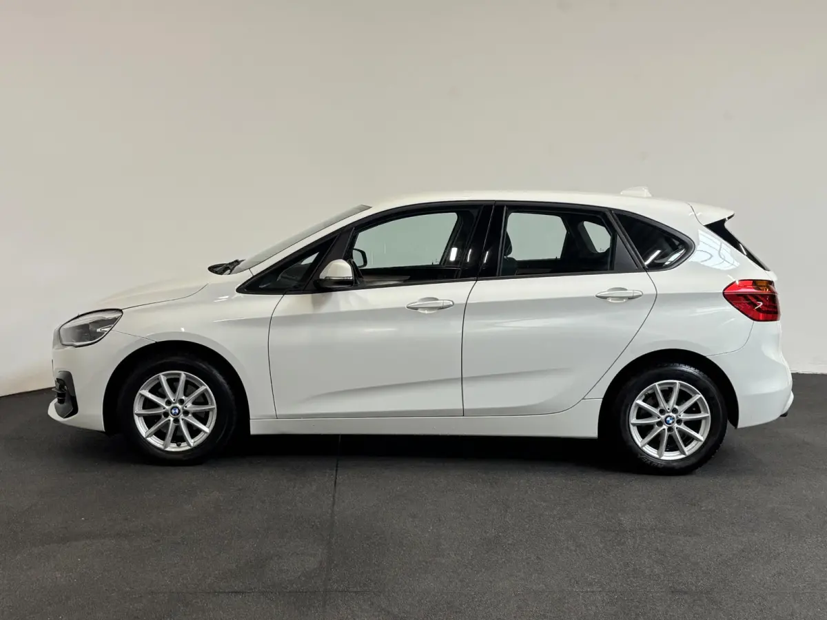 218i Corporate Lease Executive Navigatie Airco Cruise Control Lichtmetalenvelgen Parkeersensoren