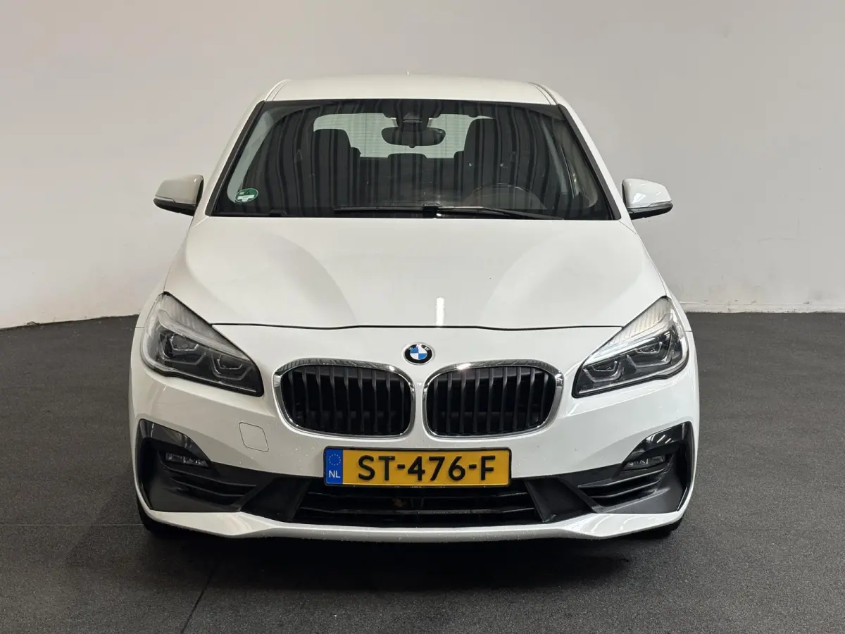 218i Corporate Lease Executive Navigatie Airco Cruise Control Lichtmetalenvelgen Parkeersensoren
