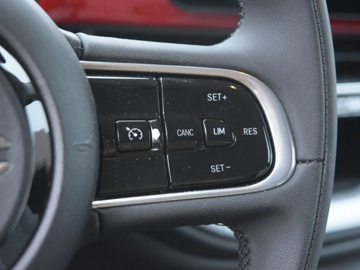 Hybrid Torino Launch Edition | Clima | Carplay | PDC | Priv Glass | Rosso Passione