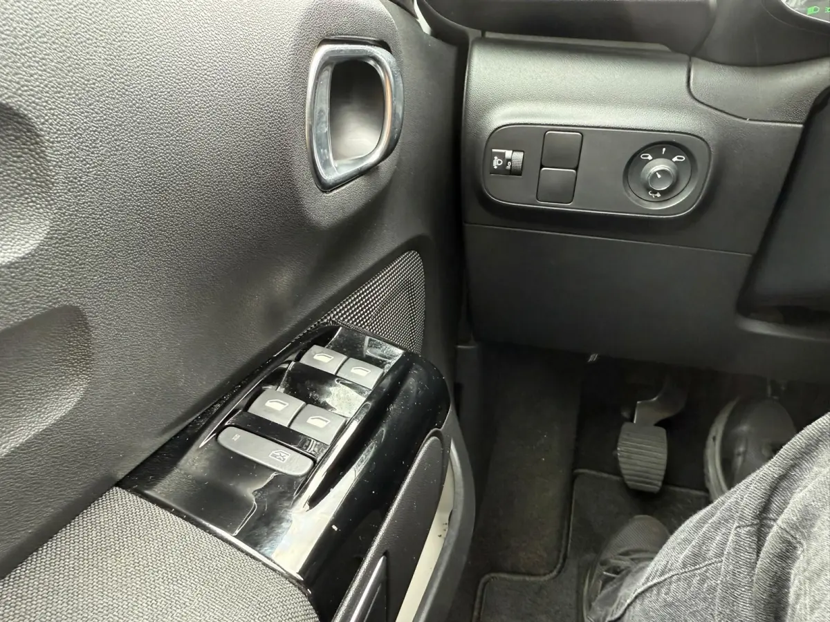 1.2 PureTech Feel, Facelift, Navi, Dealer auto