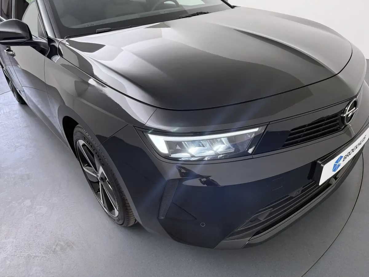 1.2 Turbo Hybrid Business Edition / Navigatie / Camera / Parkeersensoren / Stuur -en Stoelverwarmd / Keyless / Carplay / 17'' LMV
