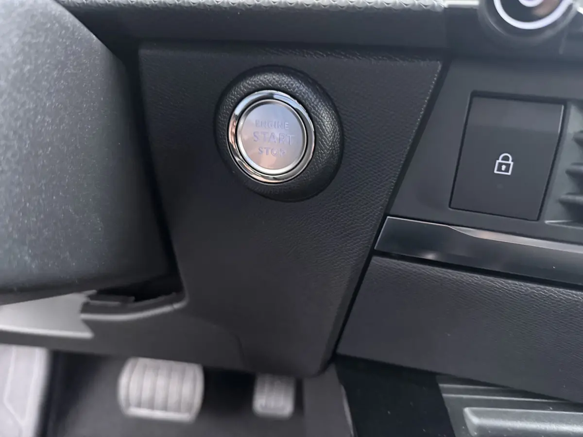 1.2 Turbo Hybrid Business Edition / Navigatie / Camera / Parkeersensoren / Stuur -en Stoelverwarmd / Keyless / Carplay / 17'' LMV