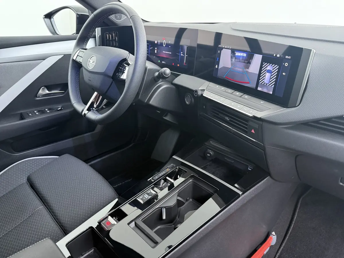 1.2 Turbo Hybrid Business Edition / Navigatie / Camera / Parkeersensoren / Stuur -en Stoelverwarmd / Keyless / Carplay / 17'' LMV