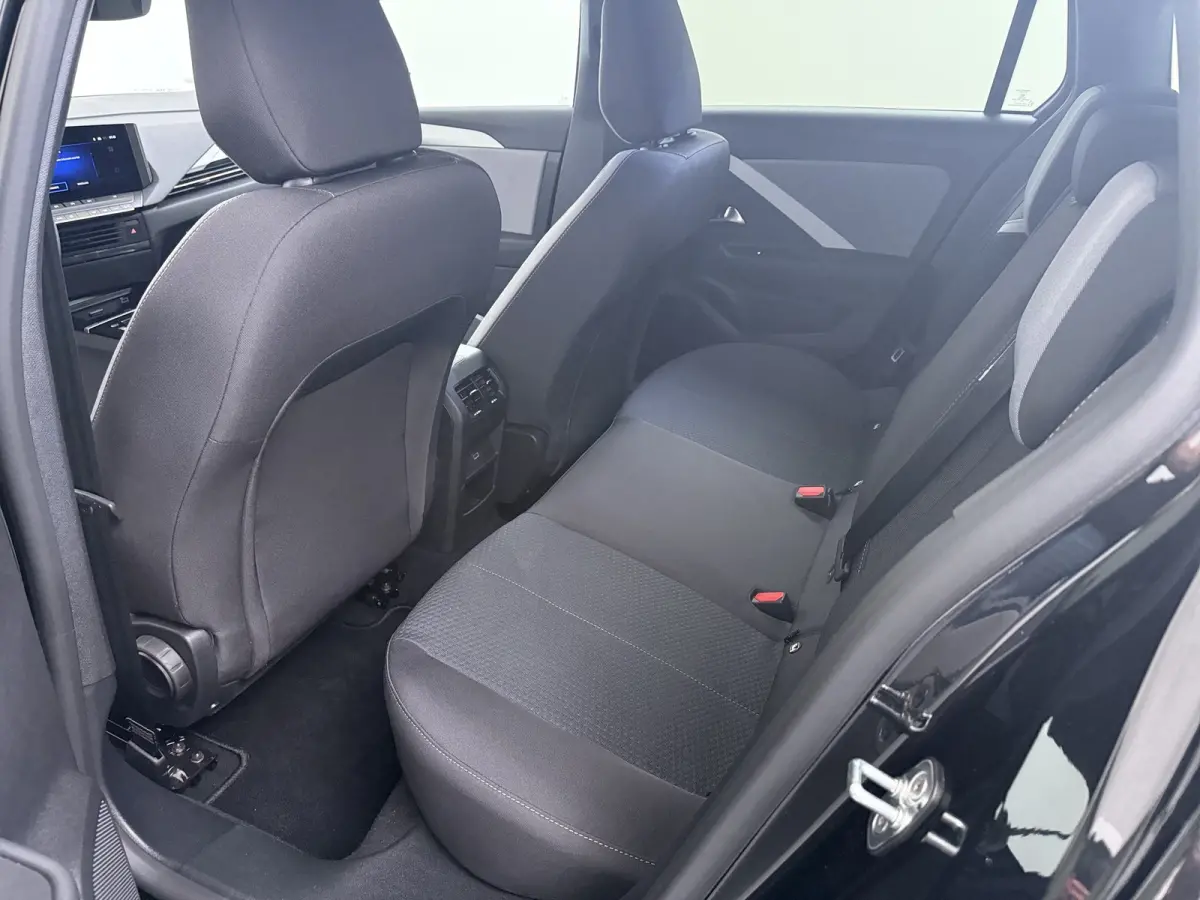 1.2 Turbo Hybrid Business Edition / Navigatie / Camera / Parkeersensoren / Stuur -en Stoelverwarmd / Keyless / Carplay / 17'' LMV