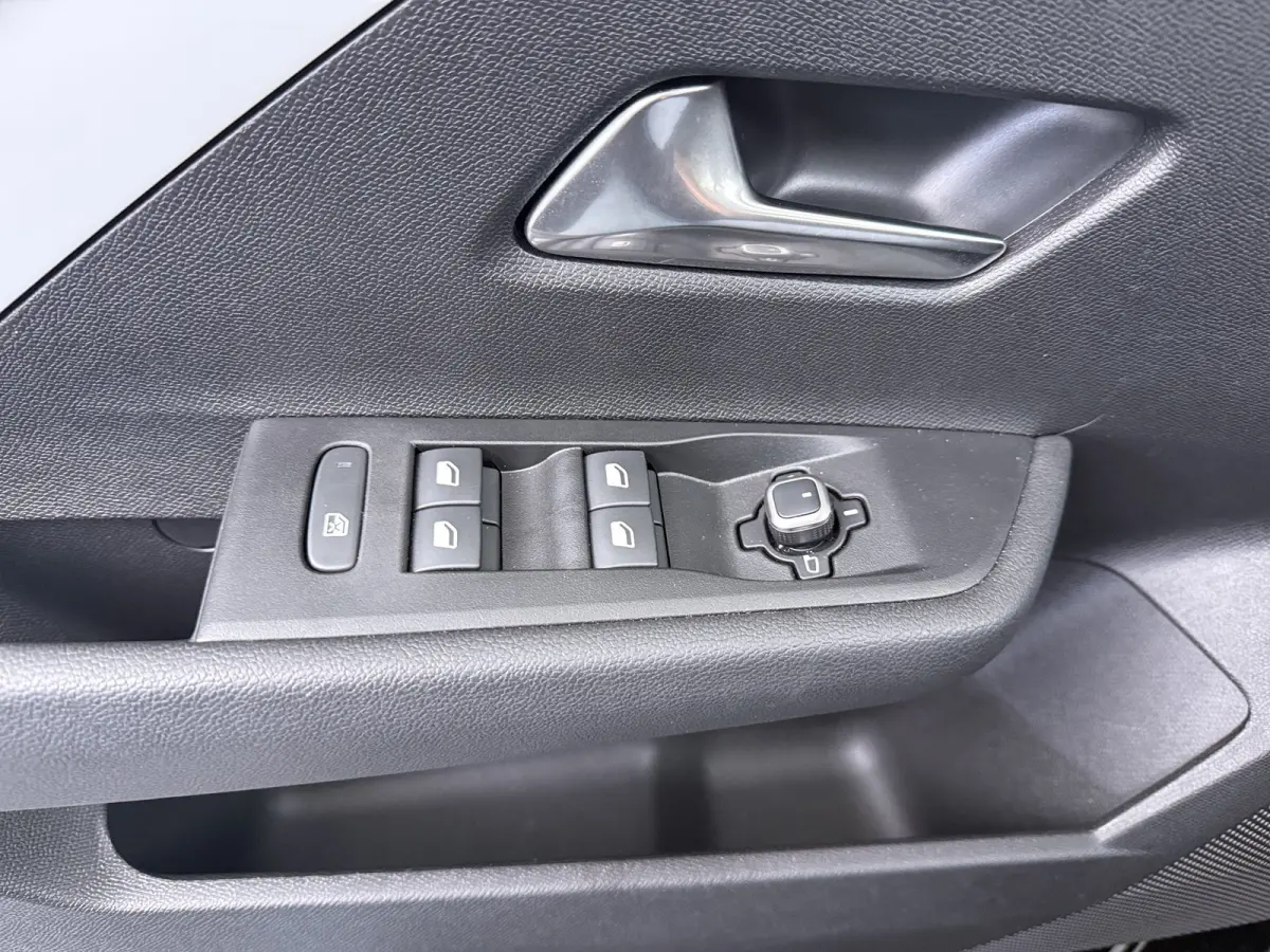 1.2 Turbo Hybrid Business Edition / Navigatie / Camera / Parkeersensoren / Stuur -en Stoelverwarmd / Keyless / Carplay / 17'' LMV