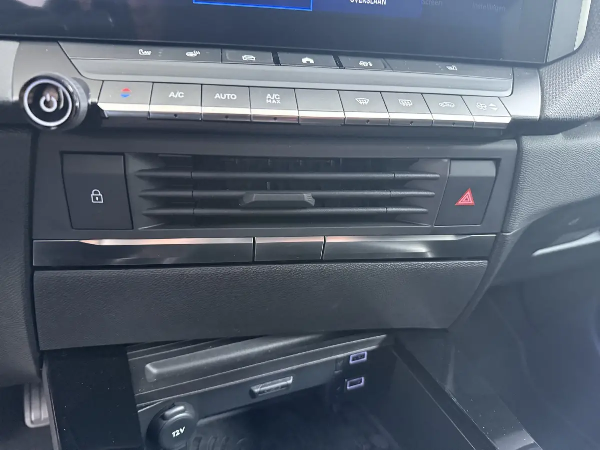 1.2 Turbo Hybrid Business Edition / Navigatie / Camera / Parkeersensoren / Stuur -en Stoelverwarmd / Keyless / Carplay / 17'' LMV
