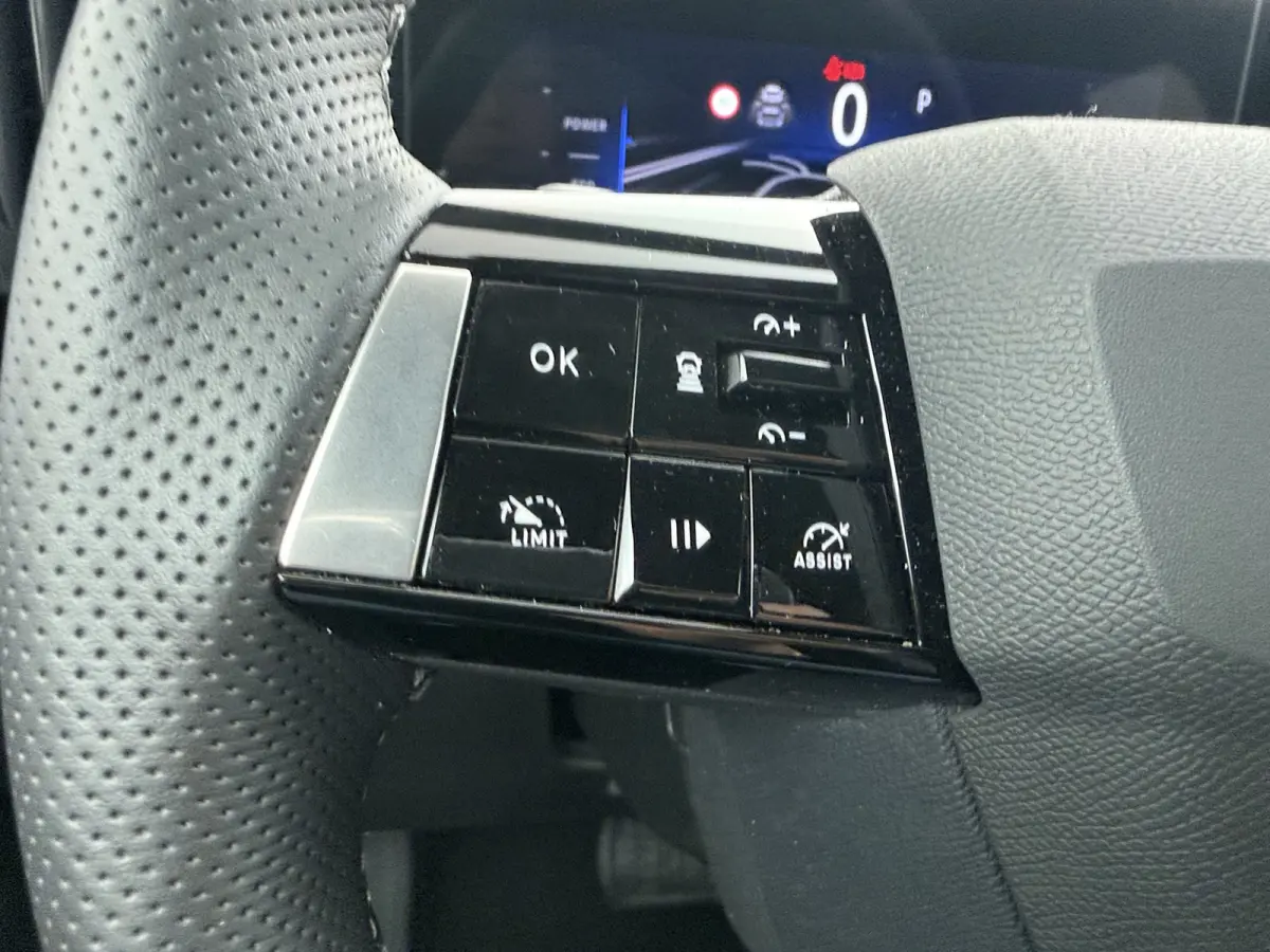 1.2 Turbo Hybrid Business Edition / Navigatie / Camera / Parkeersensoren / Stuur -en Stoelverwarmd / Keyless / Carplay / 17'' LMV