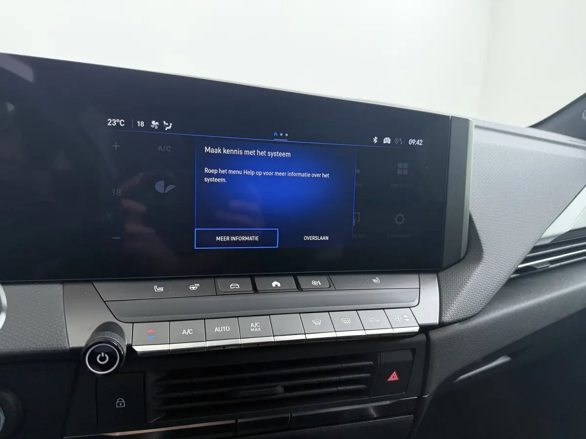 1.2 Turbo Hybrid Business Edition / Navigatie / Camera / Parkeersensoren / Stuur -en Stoelverwarmd / Keyless / Carplay / 17'' LMV
