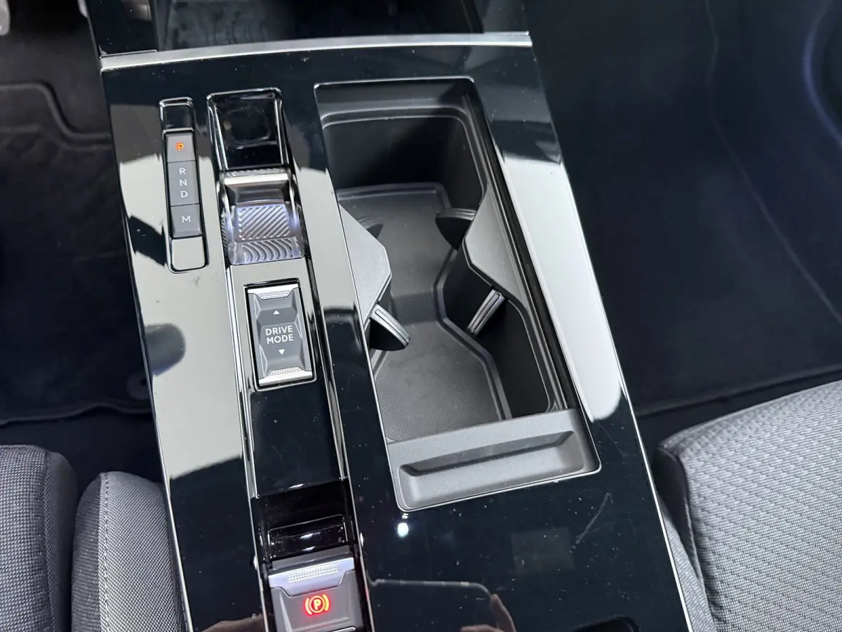 1.2 Turbo Hybrid Business Edition / Navigatie / Camera / Parkeersensoren / Stuur -en Stoelverwarmd / Keyless / Carplay / 17'' LMV