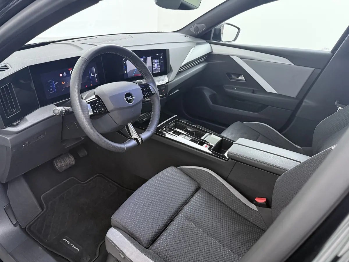 1.2 Turbo Hybrid Business Edition / Navigatie / Camera / Parkeersensoren / Stuur -en Stoelverwarmd / Keyless / Carplay / 17'' LMV