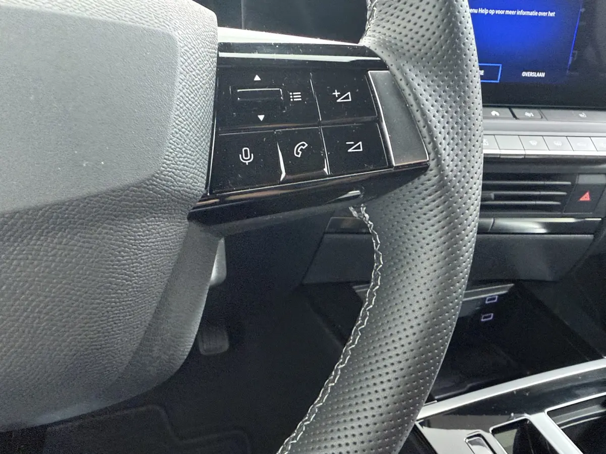 1.2 Turbo Hybrid Business Edition / Navigatie / Camera / Parkeersensoren / Stuur -en Stoelverwarmd / Keyless / Carplay / 17'' LMV