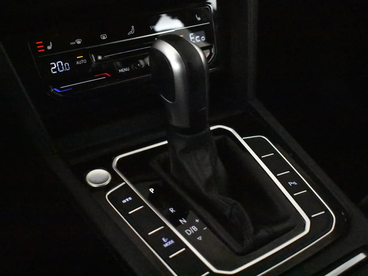 1.4 TSI PHEV GTE Business 218Pk DSG/AUTO | Elektr.Trekhaak | Camera | Cruise control adaptief | Apple carplay Android auto | Navigatie | DAB | LED | Stoelverwarming | 17"LMV