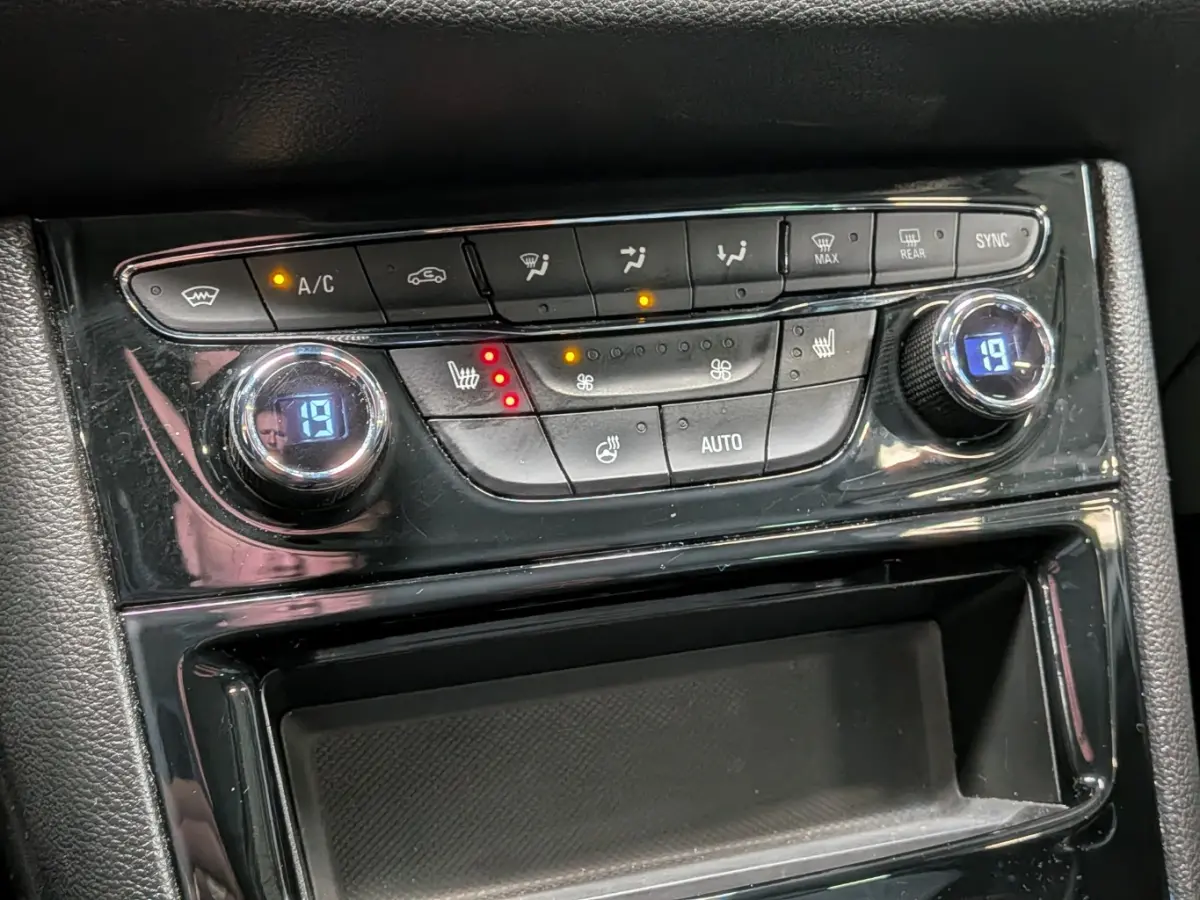 1.2 Design & Tech l 1e Eigenaar l Dealeronderhoud l Camera l Voorruit Verwarming l Stoelverwarming Apple Car Play Android Auto l