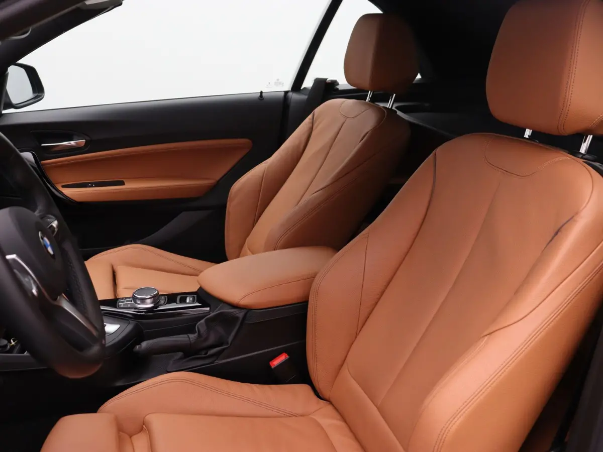 218i High Executive | M Sportpakket | PDC Voor + Achter | Navigatie Professional | HiFi | 18''