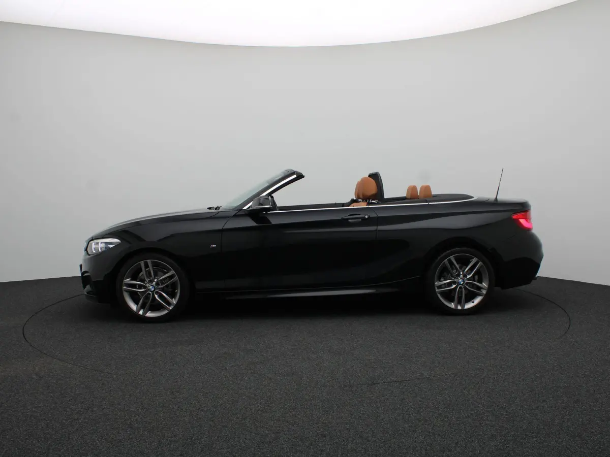 218i High Executive | M Sportpakket | PDC Voor + Achter | Navigatie Professional | HiFi | 18''