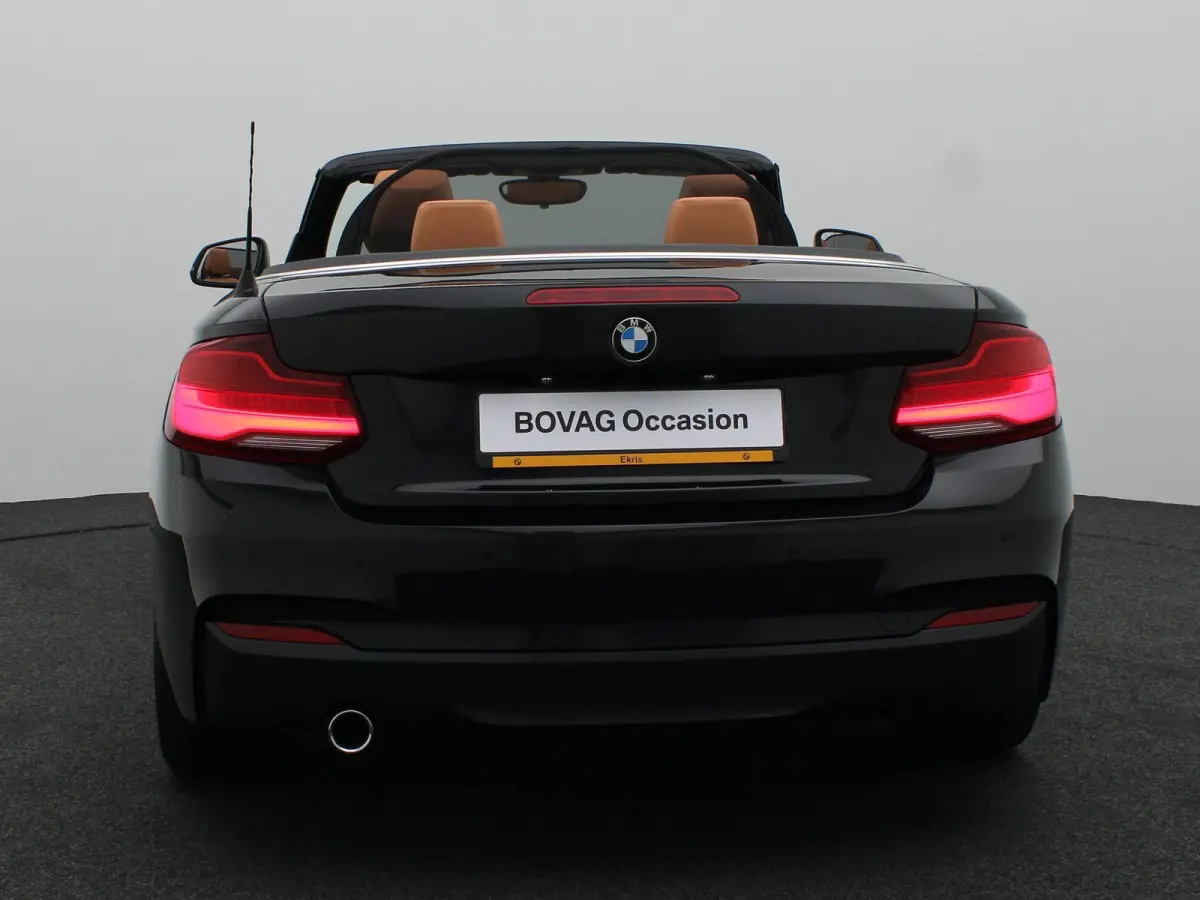 218i High Executive | M Sportpakket | PDC Voor + Achter | Navigatie Professional | HiFi | 18''
