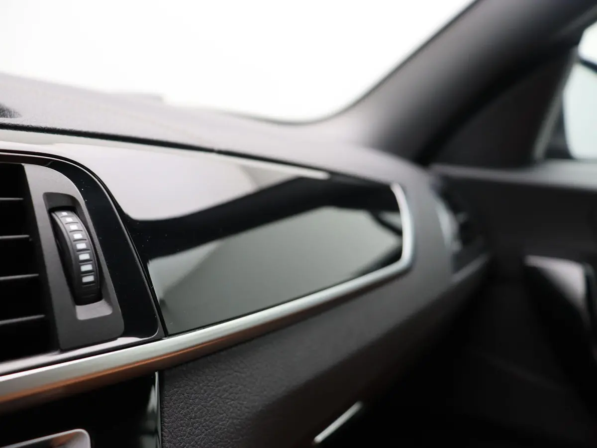 218i High Executive | M Sportpakket | PDC Voor + Achter | Navigatie Professional | HiFi | 18''