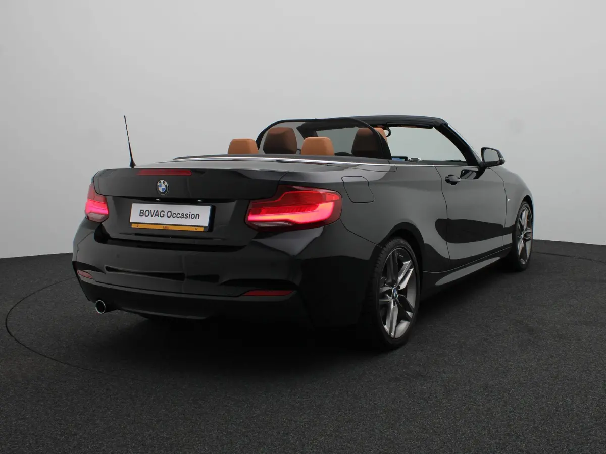 218i High Executive | M Sportpakket | PDC Voor + Achter | Navigatie Professional | HiFi | 18''