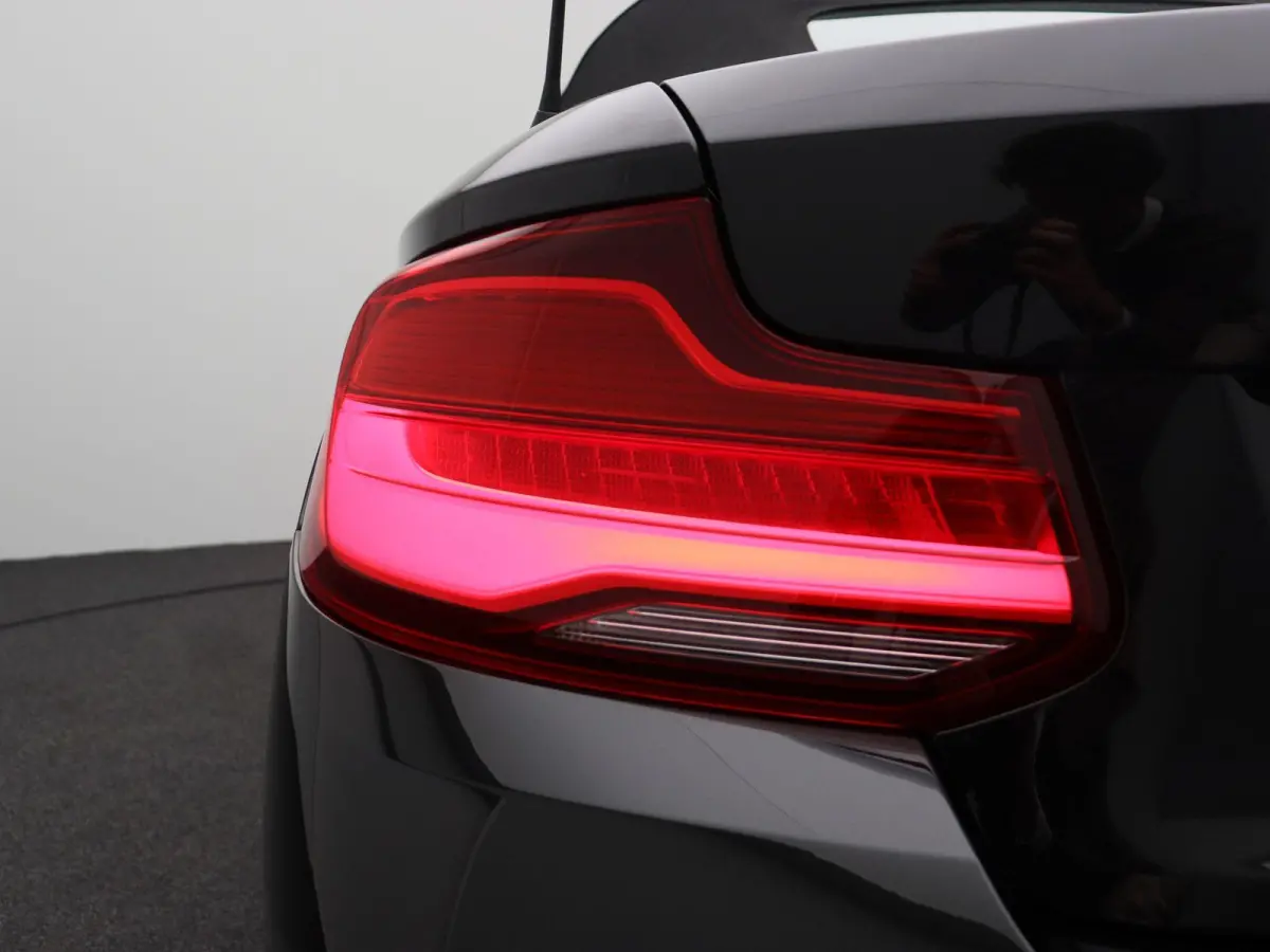 218i High Executive | M Sportpakket | PDC Voor + Achter | Navigatie Professional | HiFi | 18''