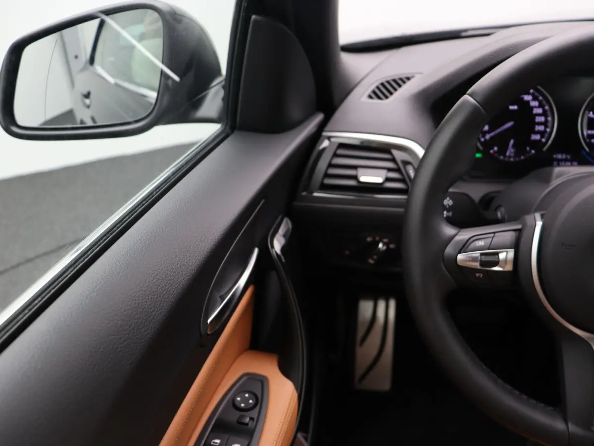 218i High Executive | M Sportpakket | PDC Voor + Achter | Navigatie Professional | HiFi | 18''