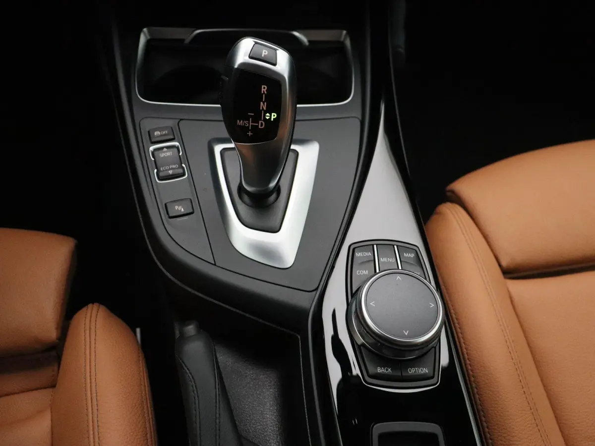 218i High Executive | M Sportpakket | PDC Voor + Achter | Navigatie Professional | HiFi | 18''