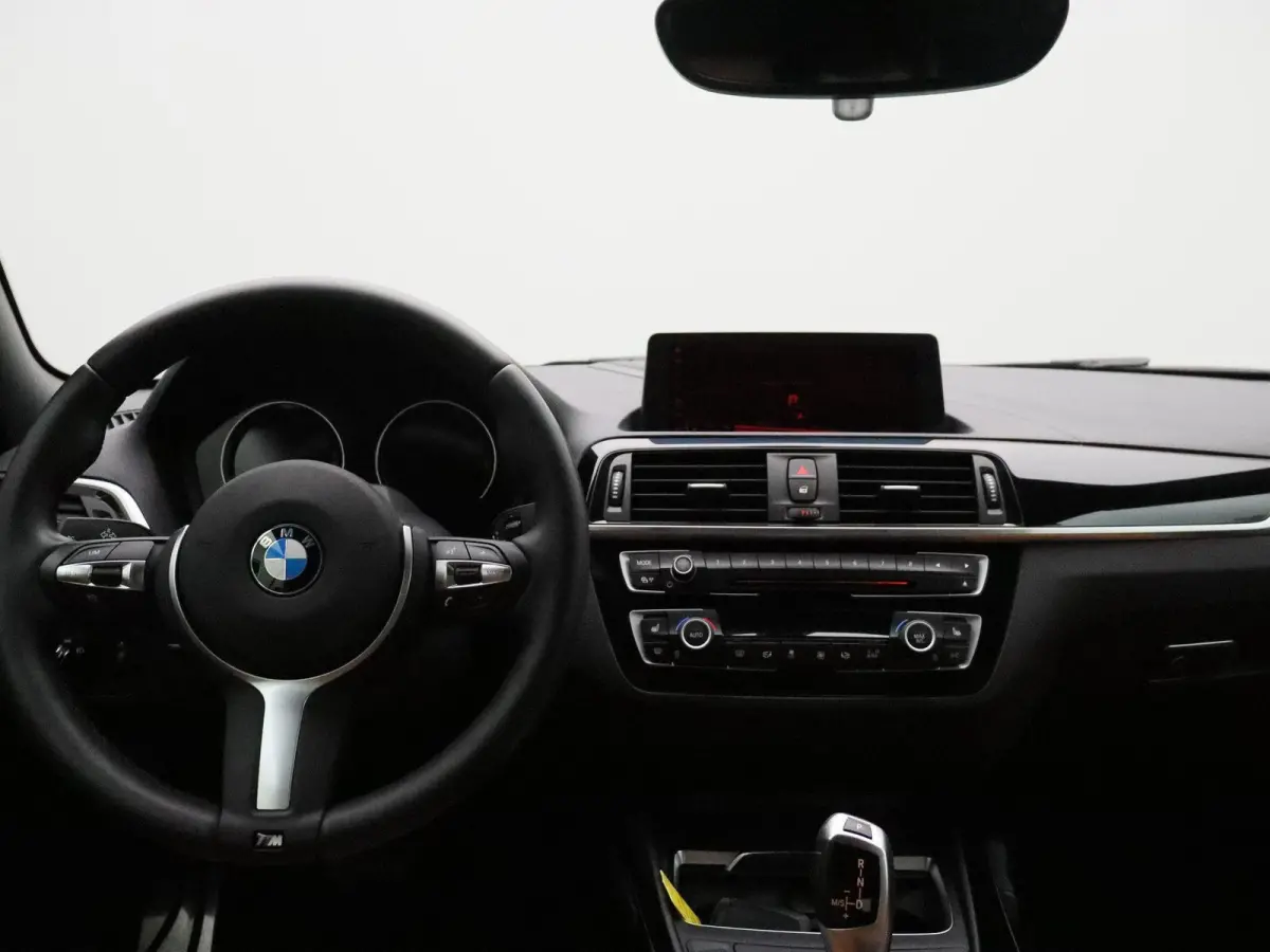 218i High Executive | M Sportpakket | PDC Voor + Achter | Navigatie Professional | HiFi | 18''
