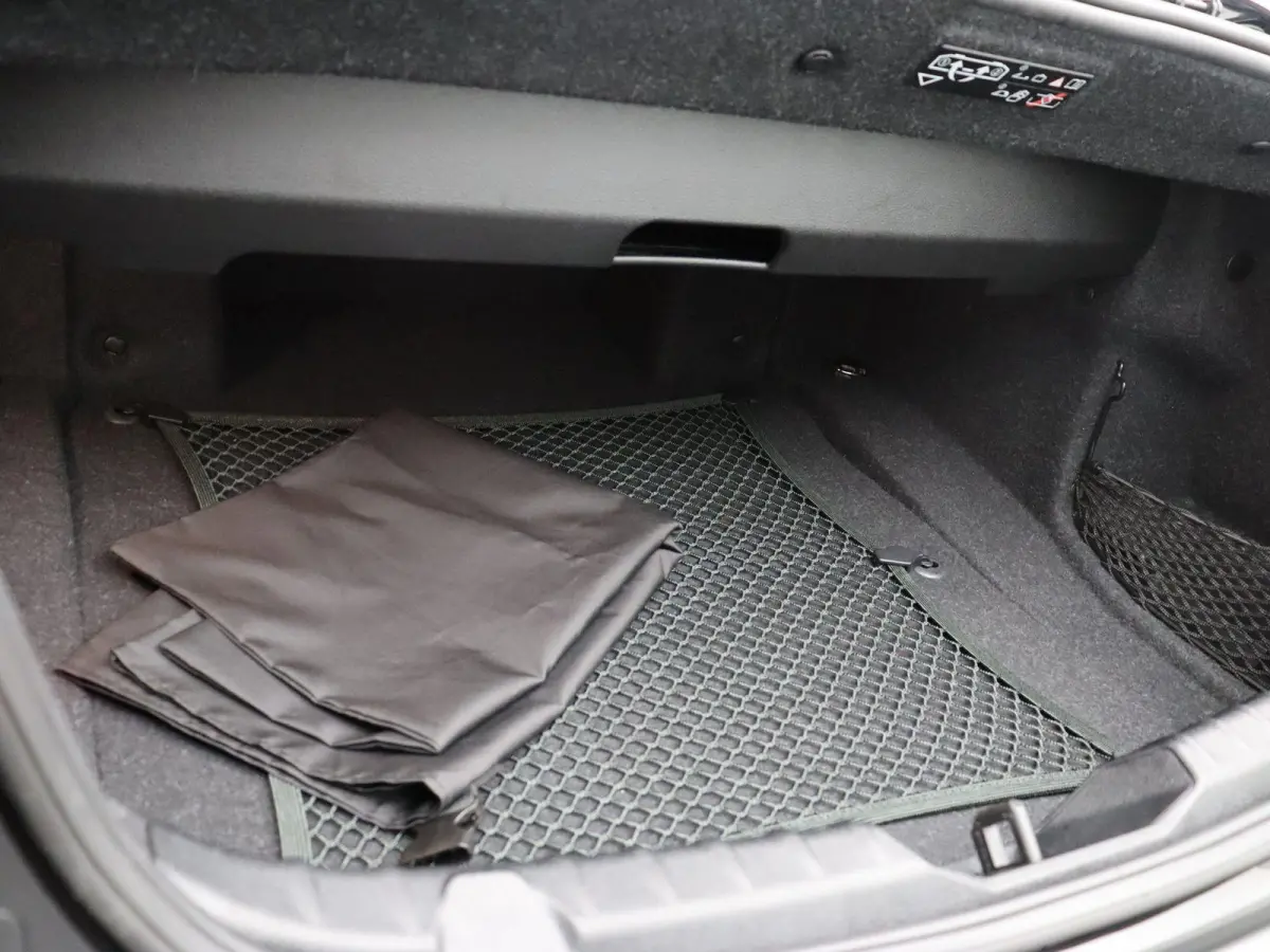 218i High Executive | M Sportpakket | PDC Voor + Achter | Navigatie Professional | HiFi | 18''