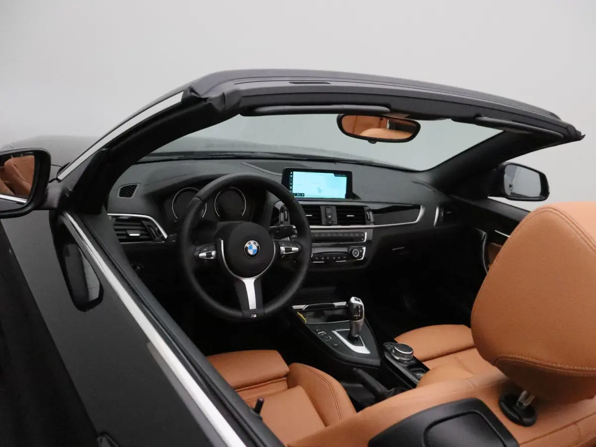 218i High Executive | M Sportpakket | PDC Voor + Achter | Navigatie Professional | HiFi | 18''