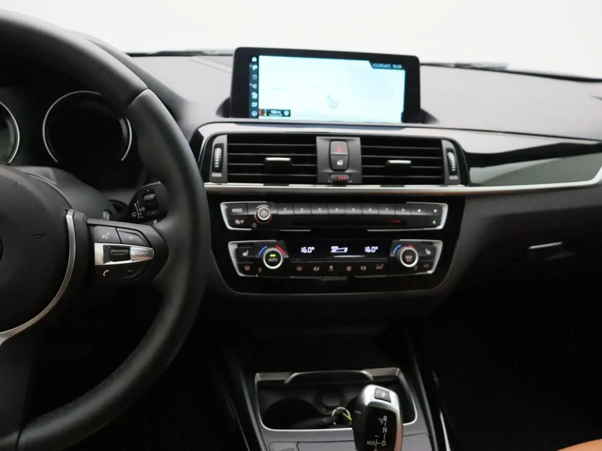 218i High Executive | M Sportpakket | PDC Voor + Achter | Navigatie Professional | HiFi | 18''