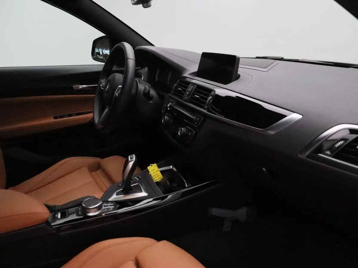 218i High Executive | M Sportpakket | PDC Voor + Achter | Navigatie Professional | HiFi | 18''
