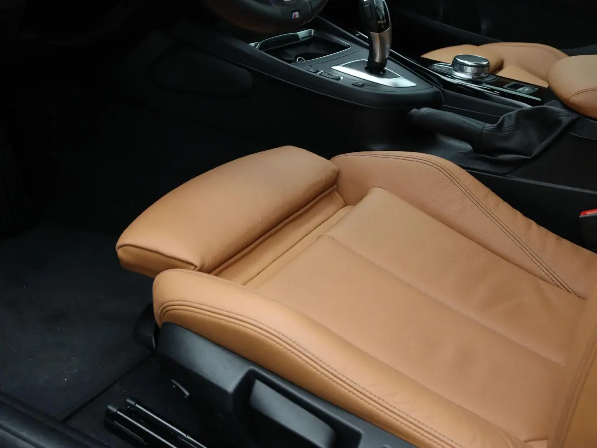 218i High Executive | M Sportpakket | PDC Voor + Achter | Navigatie Professional | HiFi | 18''