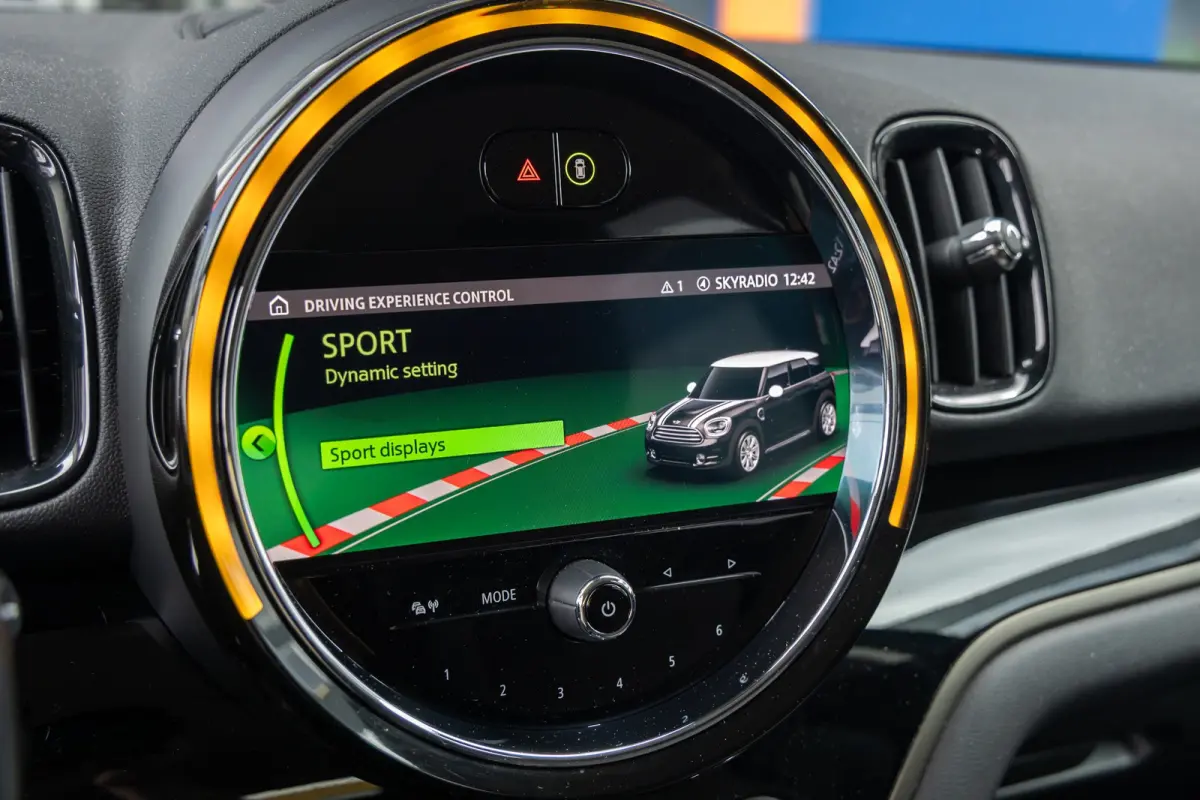 1.5 Cooper ALL4 Chili | Stoelverwarming | PDC V+A | Keyless | Cruise | Elektrisch bedienbare achterklep | Clima | Airco (automatisch) | Cruise control | Elektrisch bedienbare achterklep