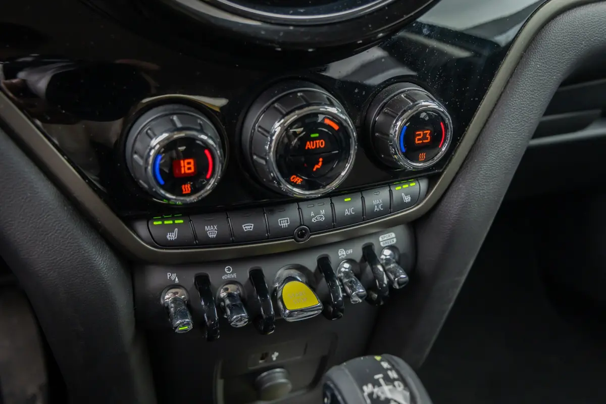 1.5 Cooper ALL4 Chili | Stoelverwarming | PDC V+A | Keyless | Cruise | Elektrisch bedienbare achterklep | Clima | Airco (automatisch) | Cruise control | Elektrisch bedienbare achterklep
