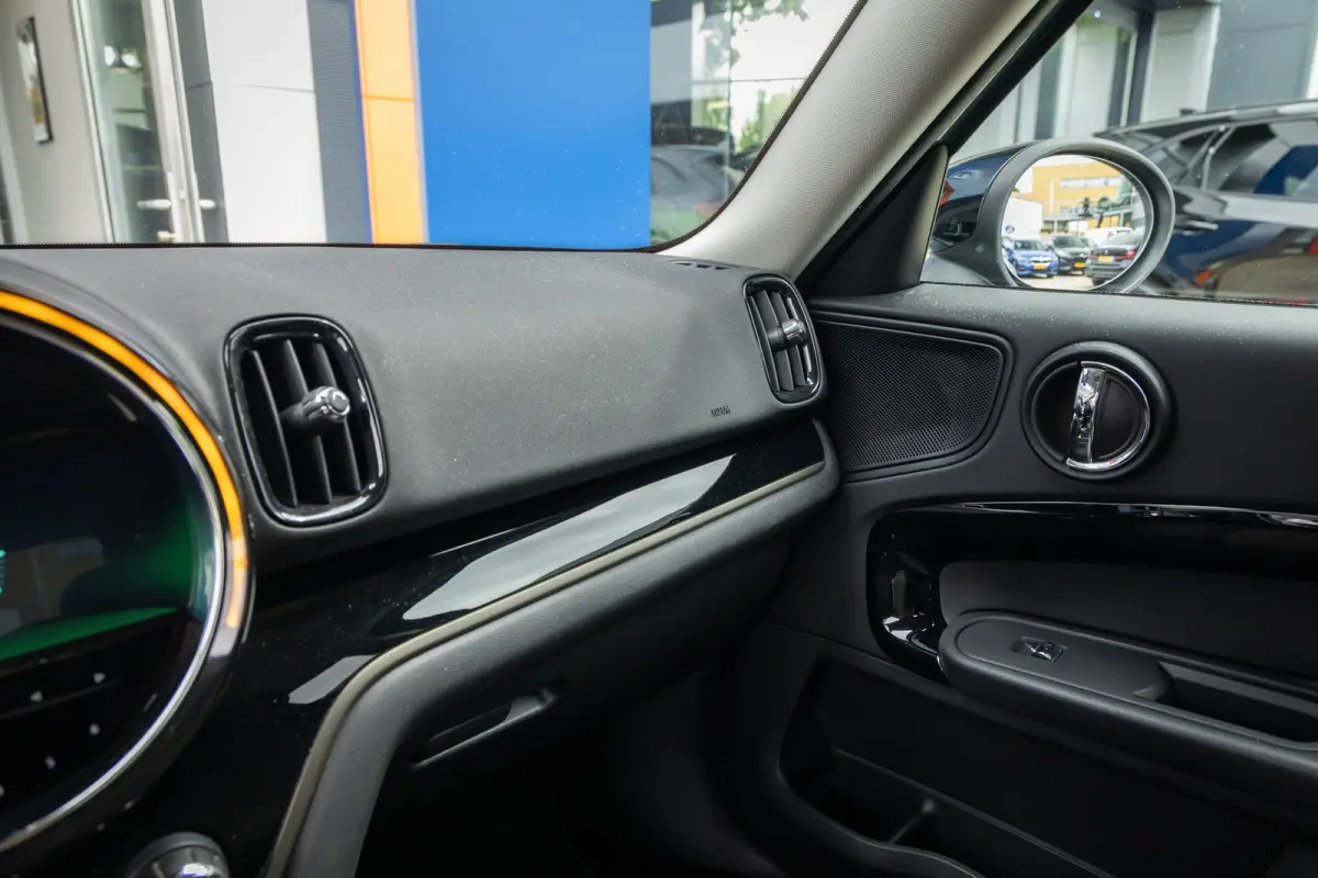 1.5 Cooper ALL4 Chili | Stoelverwarming | PDC V+A | Keyless | Cruise | Elektrisch bedienbare achterklep | Clima | Airco (automatisch) | Cruise control | Elektrisch bedienbare achterklep