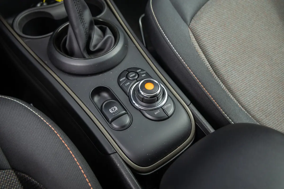 1.5 Cooper ALL4 Chili | Stoelverwarming | PDC V+A | Keyless | Cruise | Elektrisch bedienbare achterklep | Clima | Airco (automatisch) | Cruise control | Elektrisch bedienbare achterklep