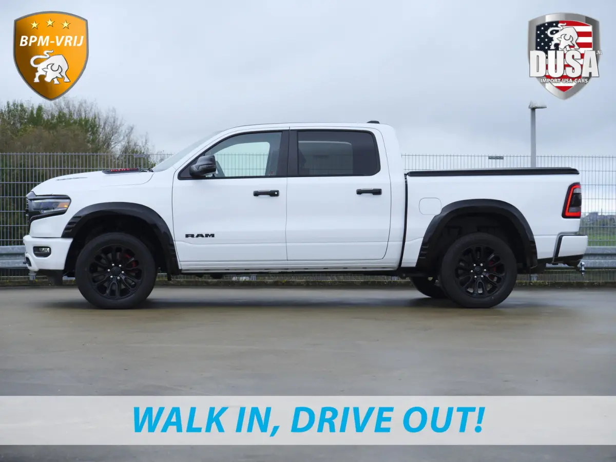 1500 | Limited | 5.7 V8 | HEMI | Night Edition | Panorama dak  | Luchtvering | BPM-VRIJ | Bright white Getoonde accessoires zijn verkrijgbaar tegen meerprijs