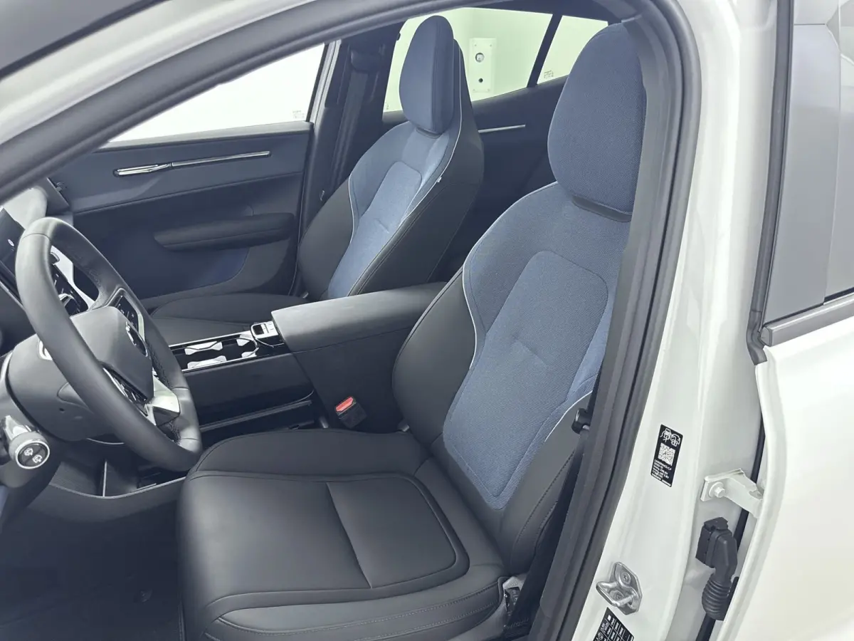 Twin Motor Performance Ultra 69 kWh | Warmtepomp | Stoel + Stuur verwarming | Extra getint Glas | PDC V+A en 360 Camera | Harman en Kardon Audio | Elektrische stoelbediening | Panoramadak |