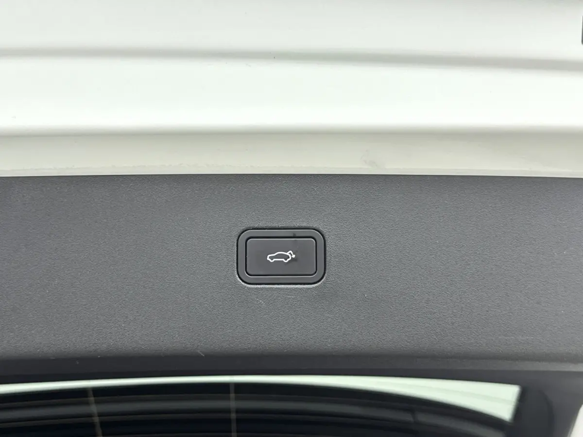 Twin Motor Performance Ultra 69 kWh | Warmtepomp | Stoel + Stuur verwarming | Extra getint Glas | PDC V+A en 360 Camera | Harman en Kardon Audio | Elektrische stoelbediening | Panoramadak |
