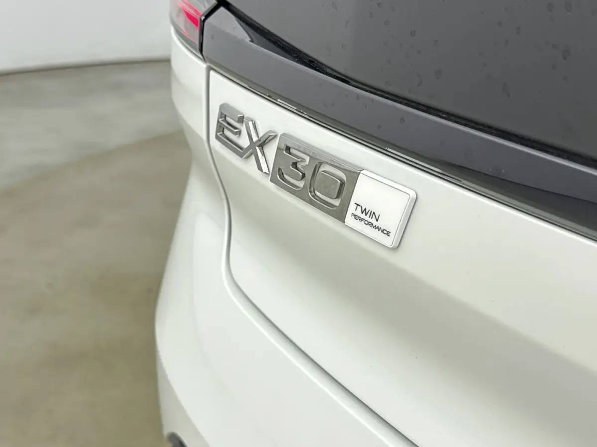 Twin Motor Performance Ultra 69 kWh | Warmtepomp | Stoel + Stuur verwarming | Extra getint Glas | PDC V+A en 360 Camera | Harman en Kardon Audio | Elektrische stoelbediening | Panoramadak |