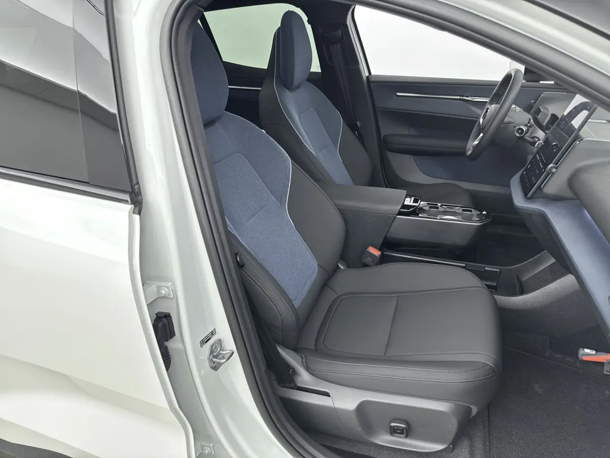 Twin Motor Performance Ultra 69 kWh | Warmtepomp | Stoel + Stuur verwarming | Extra getint Glas | PDC V+A en 360 Camera | Harman en Kardon Audio | Elektrische stoelbediening | Panoramadak |