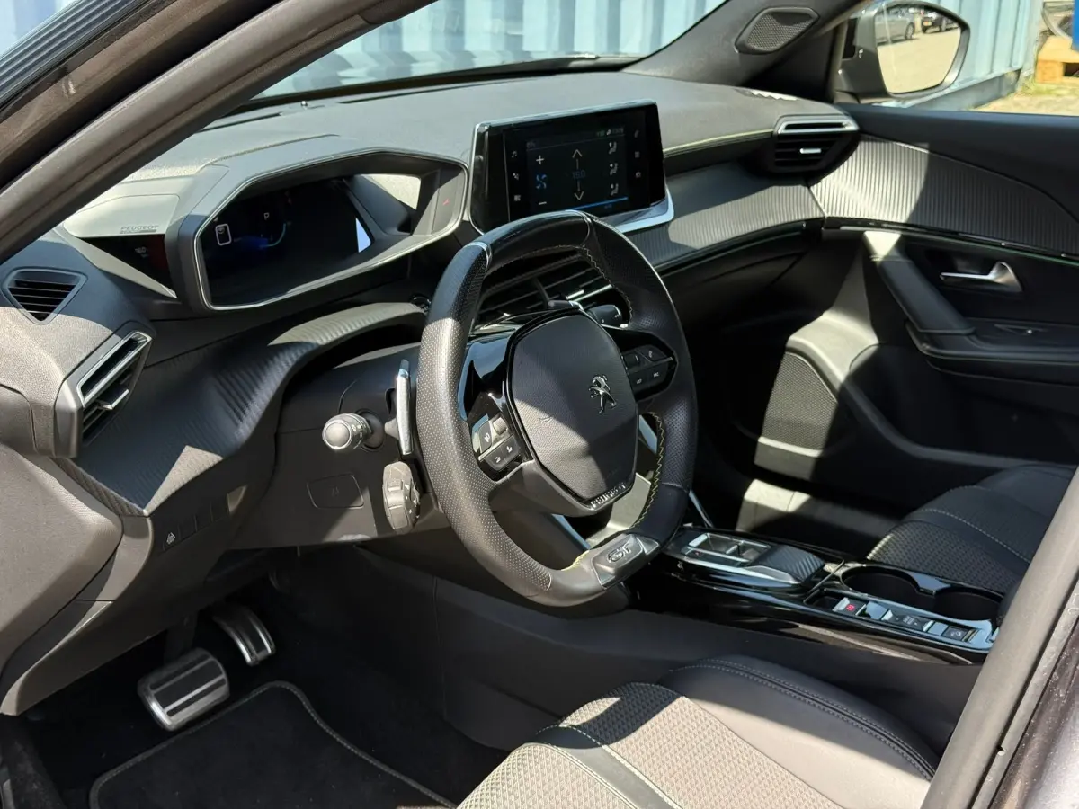 1.2 PureTech GT Achteruitrijcamera | Adeptieve cruise control | Keyless| Interieurverlichting | Stoelverwarming | Apple carplay & Android auto