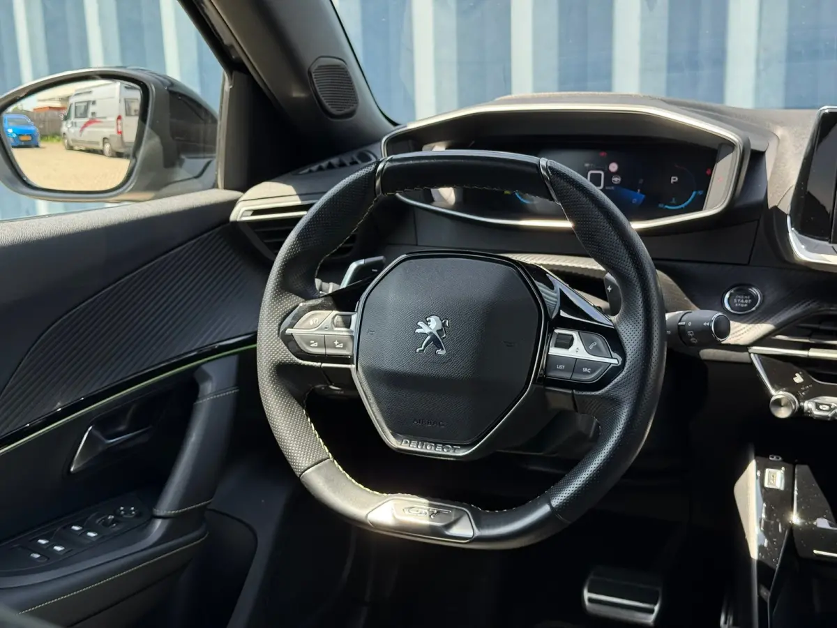1.2 PureTech GT Achteruitrijcamera | Adeptieve cruise control | Keyless| Interieurverlichting | Stoelverwarming | Apple carplay & Android auto