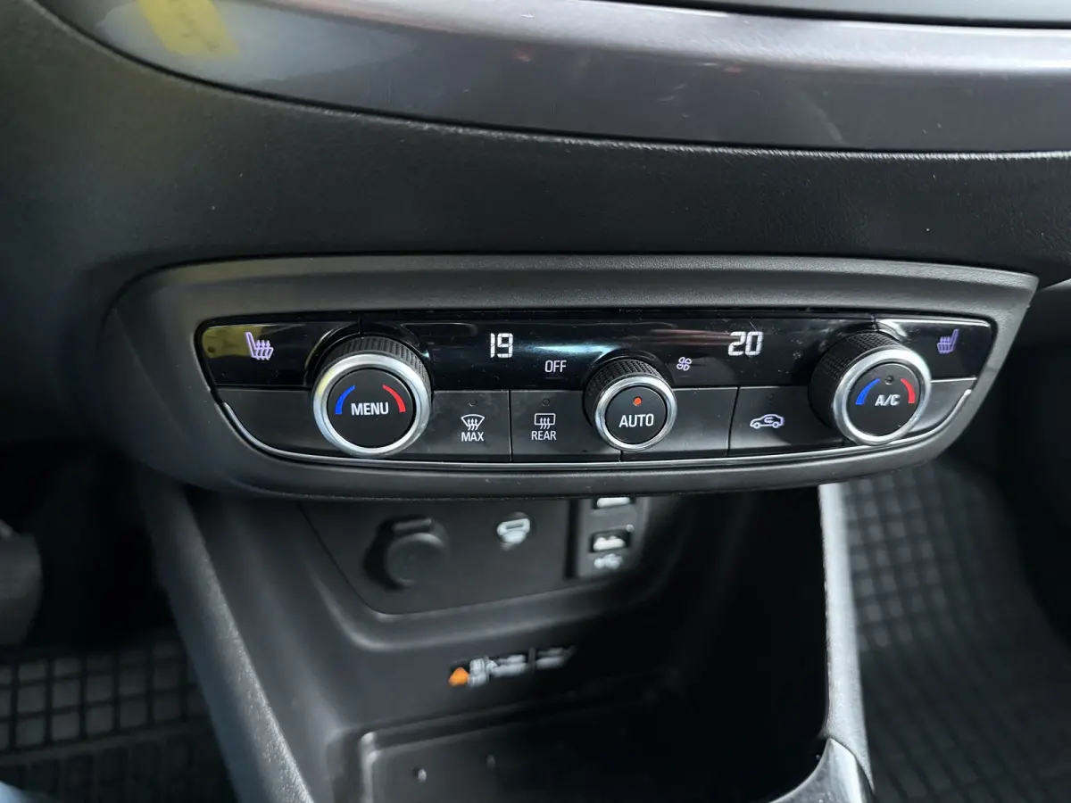 1.2 Turbo Innovation / Trekhaak / Navigatie / 360 Camera /  Parkeersensoren / Draadloos telefoonlader / Carplay / 16'' LMV