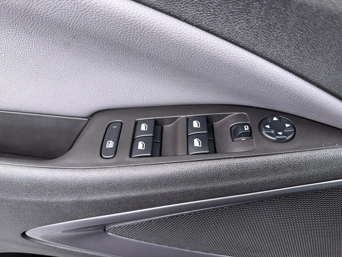 1.2 Turbo Innovation / Trekhaak / Navigatie / 360 Camera /  Parkeersensoren / Draadloos telefoonlader / Carplay / 16'' LMV