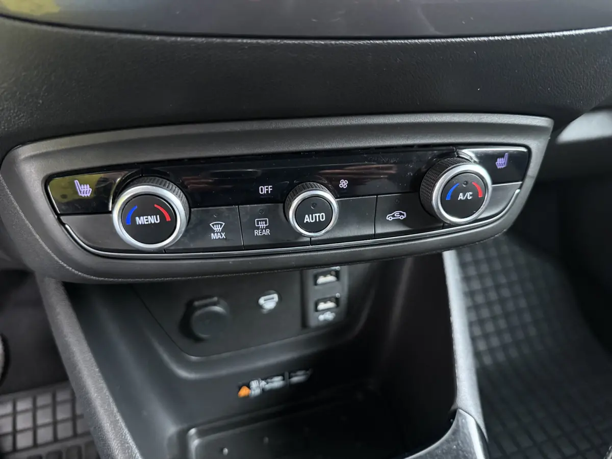 1.2 Turbo Innovation / Trekhaak / Navigatie / 360 Camera /  Parkeersensoren / Draadloos telefoonlader / Carplay / 16'' LMV