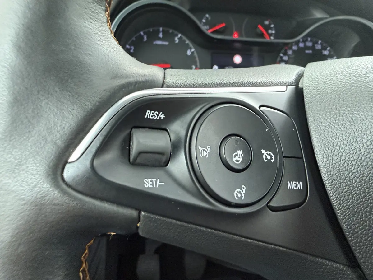 1.2 Turbo Innovation / Trekhaak / Navigatie / 360 Camera /  Parkeersensoren / Draadloos telefoonlader / Carplay / 16'' LMV