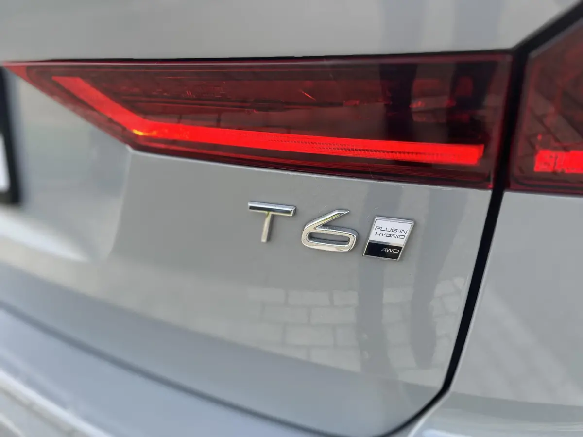 T6 Plug-in hybrid AWD Plus Dark | 360 Graden Camera | Trekhaak | Panoramadak | Apple Carplay | Stoel- en Stuurverwarming |