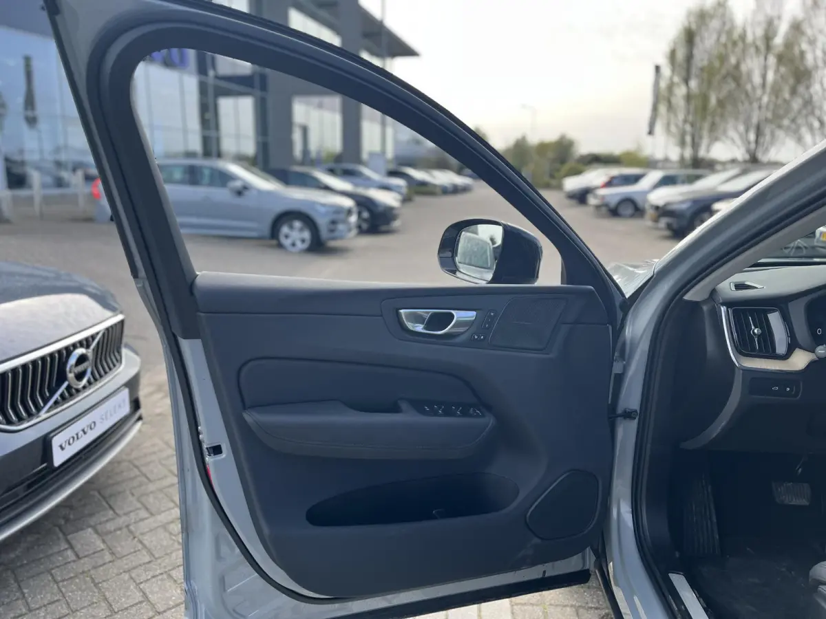 T6 Plug-in hybrid AWD Plus Dark | 360 Graden Camera | Trekhaak | Panoramadak | Apple Carplay | Stoel- en Stuurverwarming |